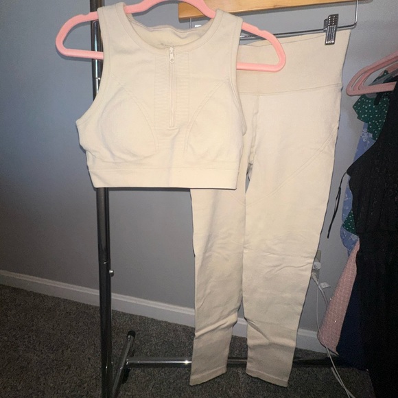 Aerie Offline Workout Set - Picture 2 of 7